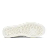 Championes New Balance modelo T500, color lila con la clásica "N" en blanco en los laterales y detalles metalizados en el talón. Combinan gamuza y malla, con una suela de goma blanca.