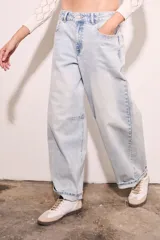 Pantalón de jean celeste claro, corte amplio, tiro medio y ruedo con dobladillo.