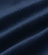 Saco de traje masculino de corte slim, confeccionado en poliviscosa con textura acanalada leve. Presenta cuello con solapa, cierre frontal con botones, mangas largas y bolsillos laterales. Incorpora tecnología performance para mayor respirabilidad y secado rápido.