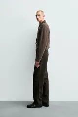 Pantalón de corte regular fit confeccionado en lana de origen italiano. Presenta bolsillos laterales, bolsillo cerillero frontal, bolsillos traseros de vivo y cierre frontal con cremallera y botón.