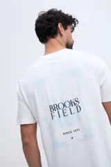 Remera blanca Brooksfield de manga corta y fit regular, con estampa en la espalda en tonos celestes y oscuros.