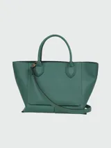 Cartera tipo tote de cuero granulado color rosado, con asas superiores y correa larga desmontable. Presenta un bolsillo exterior frontal con solapa y herrajes metálicos plateados.