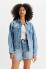 Campera de jean celeste con apliques de tela estampada con motivos geométricos.