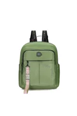Mochila de nylon color verde militar con diseño acolchado y texto estampado en el frente. Posee correas negras con texto y un llavero desmontable con hebilla de plástico.