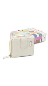 Billetera corta de símil cuero con textura croco, cierre perimetral y solapa con broche a presión. Cuenta con tarjeteros, visor, compartimento para billetes y bolsillo posterior con cierre.