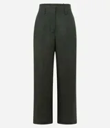 Pantalón de corte recto confeccionado en lino, con cintura elástica y trabillas para cinturón. Presenta un diseño fluido y elegante, ideal para un look sofisticado y cómodo.