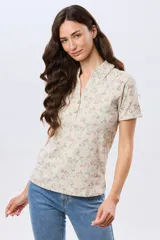 Camisa de algodón de manga corta con estampado floreado, cuello camisero y abertura frontal con botones.