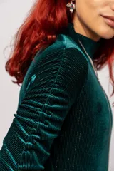 Polera de manga larga color verde petróleo con detalle de drapeado en las mangas. Confeccionada en terciopelo velvet con lurex.