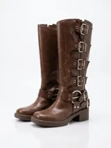 Bota de caña alta en cuero sintético color chocolate, con diseño de múltiples hebillas metálicas laterales y detalle de herrajes en el tobillo. Cuenta con taco cuadrado bajo y suela de goma.