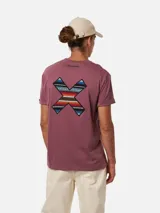 Remera color bordó de algodón orgánico, de manga corta, con gran diseño estampado en la espalda en forma de 'X' con patrón geométrico multicolor.