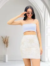 Conjunto de top bandeau y minifalda color negro.