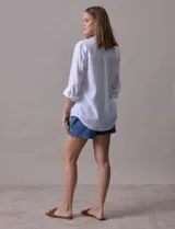 Camisa de lino marca Dash, color beige con rayas verticales blancas, cuello con solapa, cierre frontal de botones, bolsillo aplicado en el pecho y mangas largas con sistema para arremangar mediante presilla y botón.