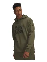 Buzo con capucha Under Armour de la línea Project Rock, color verde militar. Presenta estampado frontal con la frase 'Blood Sweat Respect' en negro y logo de la marca en la manga. Cuenta con bolsillo canguro delantero y puños acanalados.
