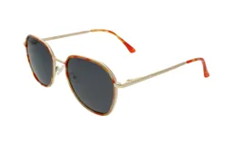 Lentes de sol Betsy con marco dorado y detalles carey, lentes grises y patillas doradas con terminales carey.