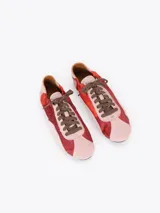 Zapatillas de estilo urbano confeccionadas en nylon plateado con detalles de cuero vacuno descarne en gris y negro. Cuentan con cordones negros y suela de goma.