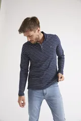 Polo de manga larga para hombre, con diseño a rayas horizontales blancas sobre fondo azul marino. Presenta cuello clásico, cierre frontal con botones y logo bordado en el pecho.