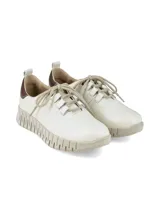 Sneaker color blanco roto con cordones beige, suela gruesa y detalle de cuero marrón en el talón.