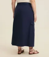 Pollera midi de sarga de algodón color azul marino, con cintura fija, bolsillos cargo laterales y tajo frontal.