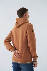 Buzo canguro azul marino con capucha ajustable, bolsillo canguro, fit regular, arte estampado en relieve, logo en goma y composición de 80% algodón y 20% poliéster.