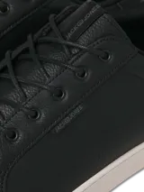 Championes negros de Jack & Jones, modelo Trent, con suela de goma blanca, puntera redonda y cordones.