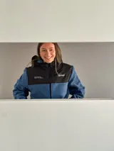 Campera de corderito de manga larga y cierre frontal, con diseño en bloques de color azul y negro. Cuenta con capucha y bolsillos laterales, además de detalles estampados con la marca y la frase 'boardbrand made for riders'.