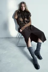 Jersey de punto confeccionado en lana, con cuello subido y manga larga. Presenta un diseño ajustado con detalle de costuras marcadas en el frente.
