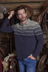 Remera polo de manga larga con diseño rayado en degradado de tonos verde militar, gris y azul marino. Confeccionada en tejido piqué de algodón y poliéster, presenta cuello liso y calce cómodo.