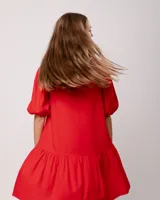 Vestido corto rojo de lino con escote bote y mangas abullonadas.