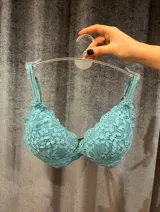 Soutien push-up de encaje floral color turquesa, con tirantes ajustables y detalles de encaje festoneado en el borde superior de las copas.