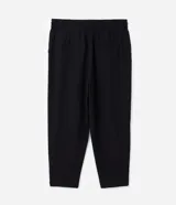Pantalón de corte fluido y estilo pijama, color negro, con cintura elástica ajustable mediante lazo y detalle de tiras con hebilla en los tobillos.
