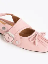 Ballerina Crush confeccionada en cuero vacuno con efecto arrugado y terminación en punta cuadrada. Presenta tira con hebilla metálica grande en el empeine, detalles de lazos decorativos en la puntera y tira elástica en el talón. Cuenta con un taco bajo de 1 cm.