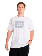 Remera Caterpillar blanca de manga corta, con cuello redondo y estampa frontal del logo CAT dentro de un rectángulo gris.