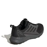 Championes de trekking Adidas Terrex Tracefinder 2, color negro con detalles en gris, confeccionados con malla transpirable y refuerzos sintéticos, con suela dentada de gran tracción.