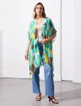 Kimono tejido de poliéster con estampado geométrico en tonos verde, amarillo, blanco y marrón. Presenta mangas amplias tipo japonesa y terminación de ruedo con borlas.