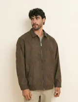 Campera de napa ecológica color marrón, con cierre frontal metálico, bolsillos laterales y cuello camisero.