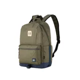 Mochila urbana de color azul marino con detalles en verde militar en la base. Presenta un parche rectangular de cuero claro con dos líneas verticales en la parte superior y un bolsillo frontal con cierre. Incluye un pequeño logo cuadrado en la parte inferior derecha del bolsillo frontal.