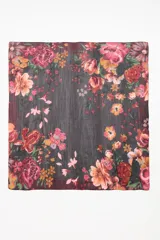 Pañuelo cuadrado con estampado floral sobre fondo oscuro, confeccionado en una mezcla de cupro y modal. Presenta aplicaciones de lentejuelas que resaltan los motivos botánicos en tonos rojos y rosados.