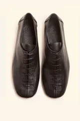 Zapatos chatos de cuero color bordó, con cordones finos y punta cuadrada.