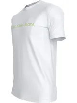 Remera de corte slim con cuello redondo y mangas cortas. Presenta el logo institucional de la marca estampado en el frente en color verde lima.