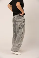 Pantalón jean gris con efecto lavado y corte amplio.