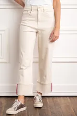 Pantalón de jean color crudo, de corte recto, tiro medio y ruedo ancho con detalle de línea roja.