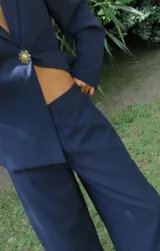 Pantalón de seda de silueta amplia y caída fluida, con cintura limpia y estructura liviana.