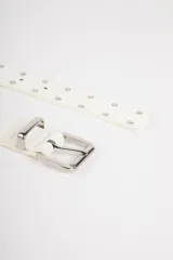 Cinturón blanco de cuero sintético con hebilla metálica plateada de doble trabilla y tachas metálicas plateadas.