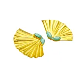 Par de caravanas colgantes doradas con forma de abanico y cristales turquesa.