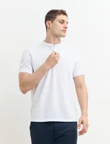 Remera blanca de algodón con cuello mao y media botonadura.