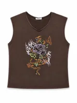 Musculosa marrón de corte recto con escote en V y efecto desgastado. Presenta un estampado frontal de una rosa con llamas, mariposas y la leyenda 'Rebel Souls'.