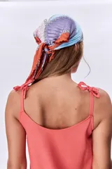 Vestido corto color salmón, de breteles finos y corte recto con volado en el ruedo.