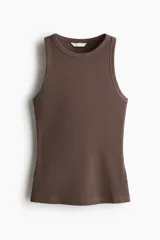 Musculosa de algodón color marrón con diseño acanalado, cuello redondo y corte ajustado.