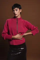 Sweater fucsia de punto con cuello alto y cierre de cremallera metálica.