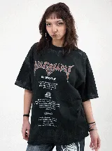 Remera de algodón heavyweight con corte oversize, color negro con efecto lavado y estampado gráfico frontal con tipografía estilo metal y texto motivacional.